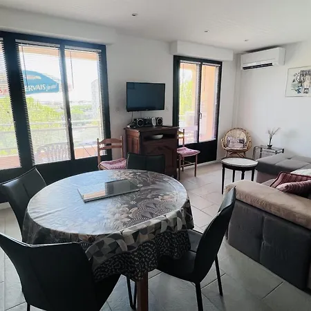 Haven Of Peace With Balcony In * 圣马克西姆